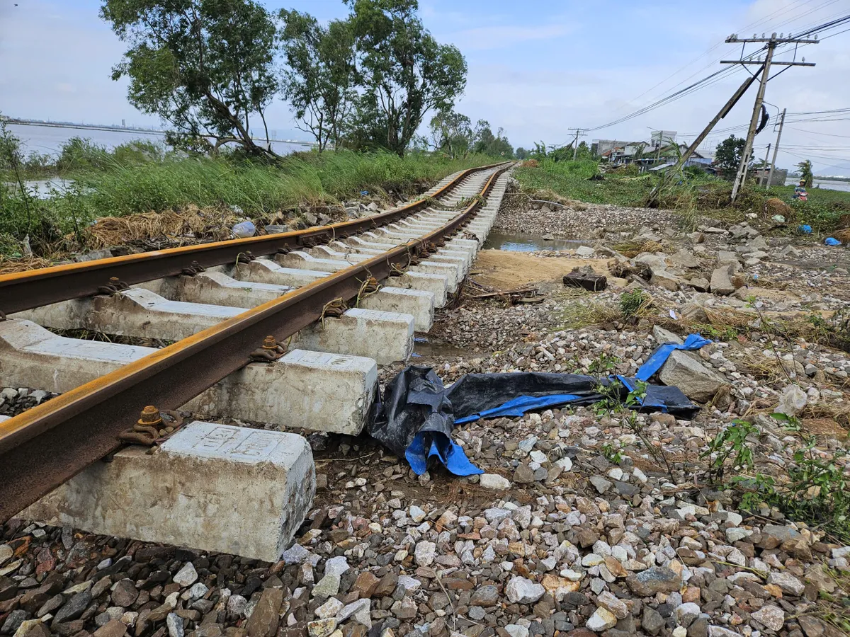 Đường sắt đã thông tàu 46 điểm sạt trôi, còn 15 điểm đang tập trung khắc phục - Ảnh 7.