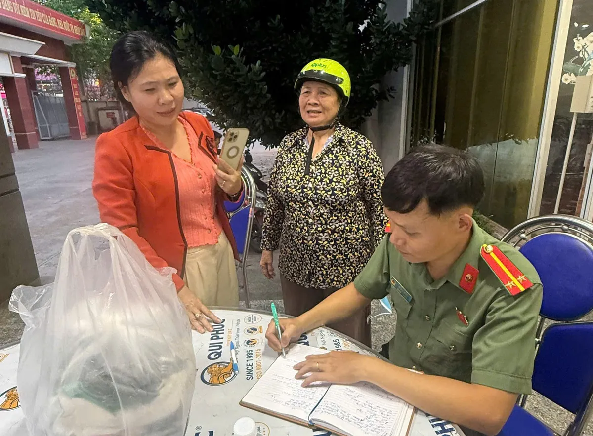 Nghĩa cử ấm lòng của cụ bà 78 tuổi hỗ trợ đồng bào vùng lũ - Ảnh 1.