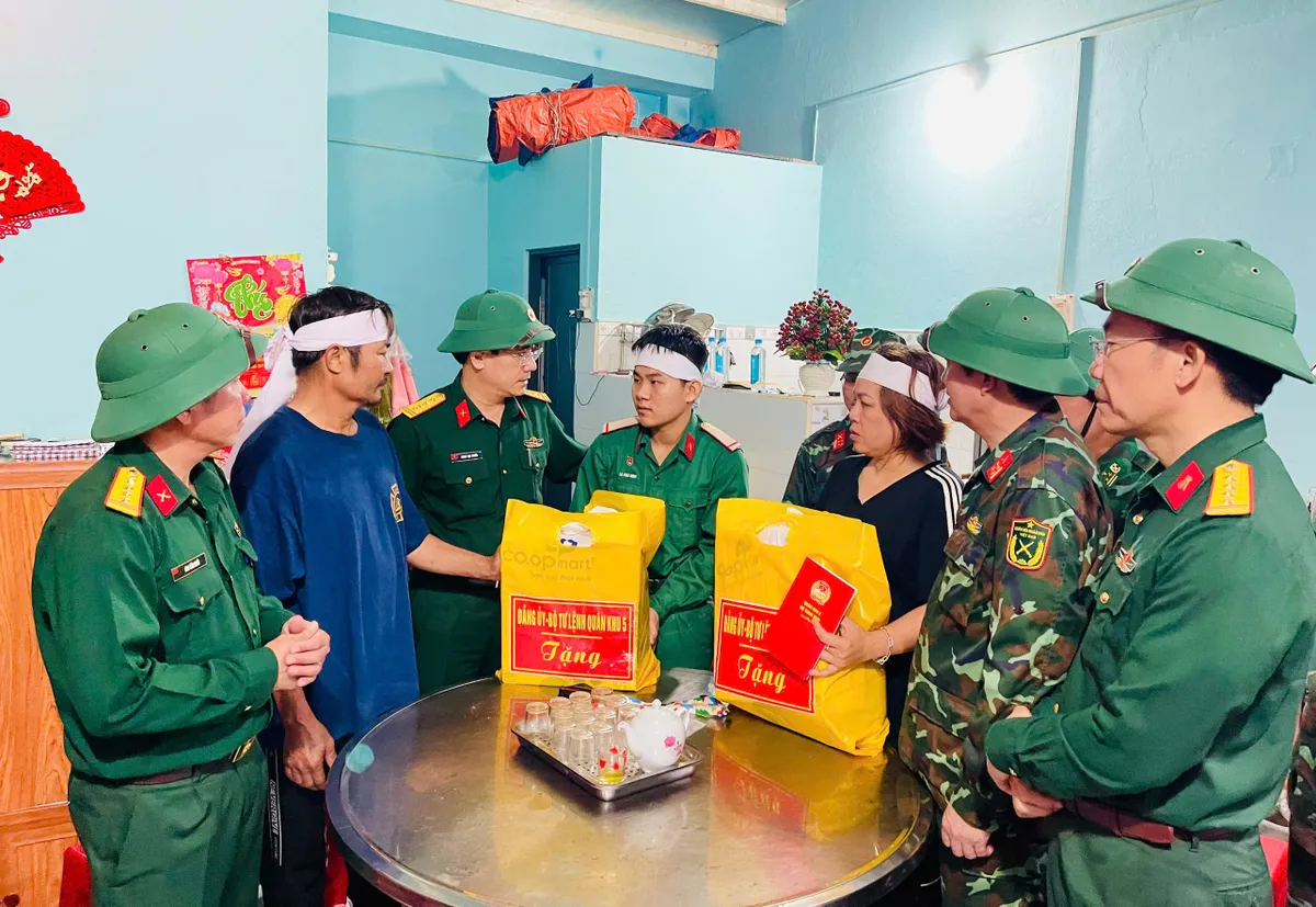 Quân khu 5 thăm, động viên gia đình chiến sĩ mất người thân do sạt lở ở Đắk Lắk- Ảnh 1.