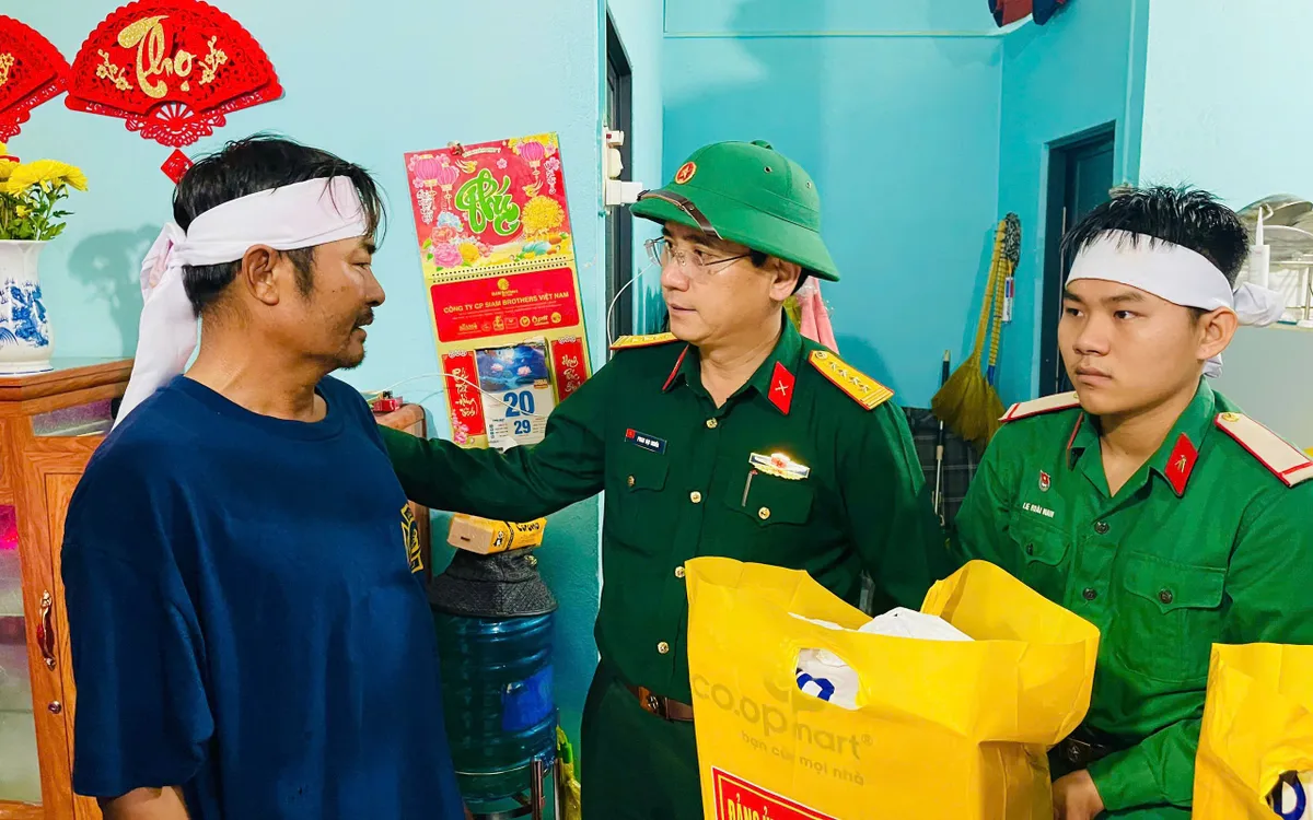 Quân khu 5 thăm, động viên gia đình chiến sĩ mất người thân do sạt lở ở Đắk Lắk.