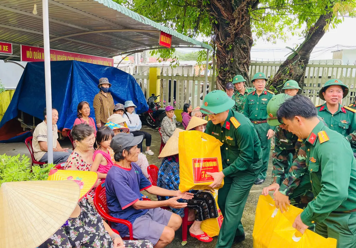 Quân khu 5 thăm, động viên gia đình chiến sĩ mất người thân do sạt lở ở Đắk Lắk- Ảnh 2.