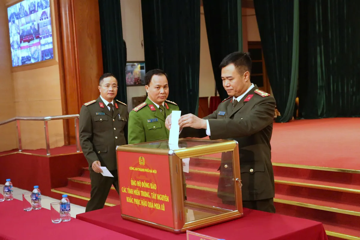 Công an Hà Nội phát động ủng hộ đồng bào bị thiệt hại do mưa lũ - Ảnh 3.
