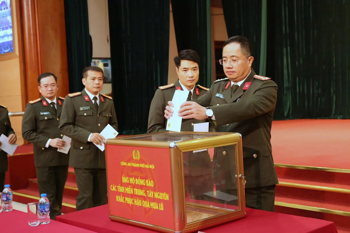 Công an Hà Nội phát động ủng hộ đồng bào bị thiệt hại do mưa lũ - Ảnh 4.