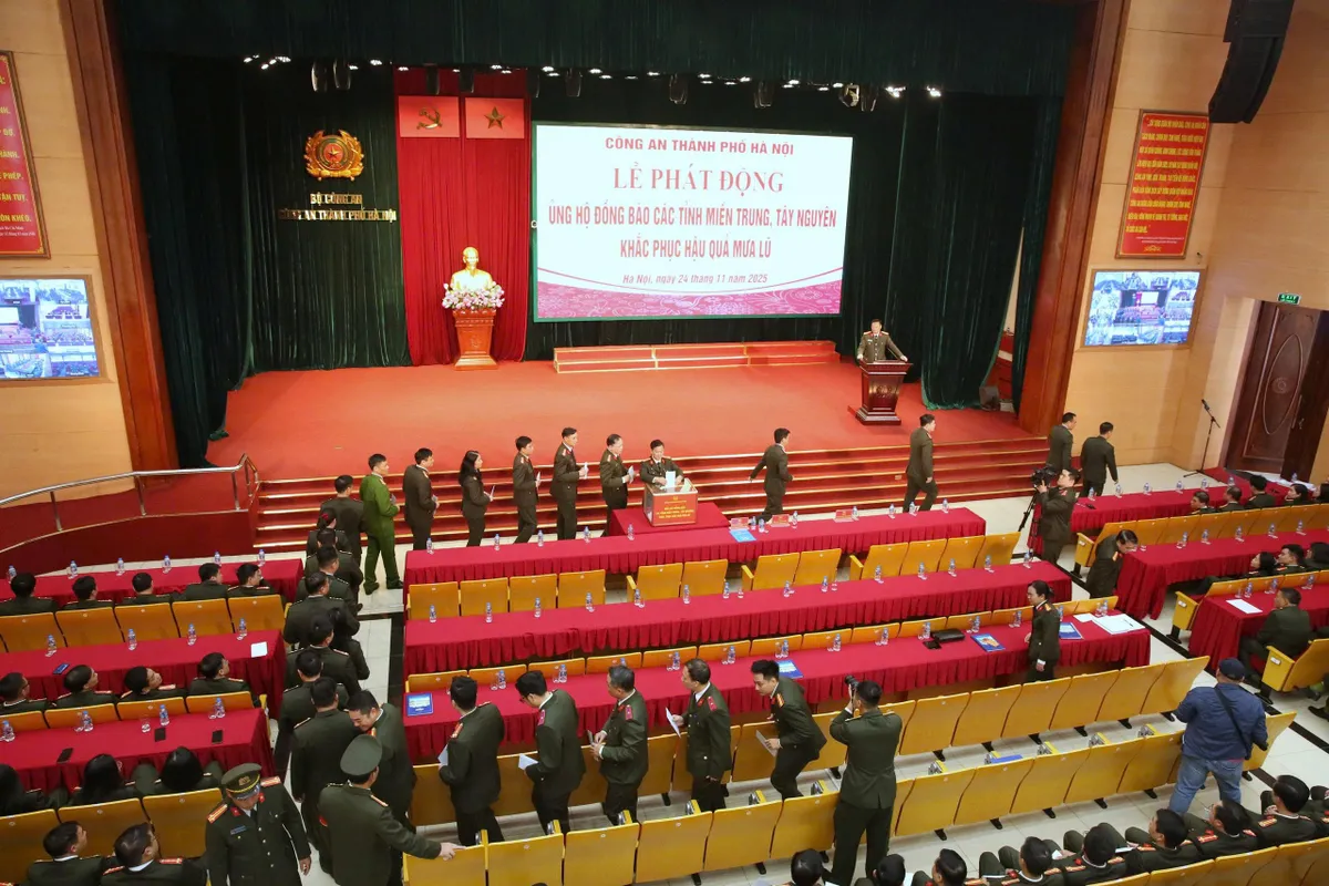 Công an Hà Nội phát động ủng hộ đồng bào bị thiệt hại do mưa lũ - Ảnh 1.