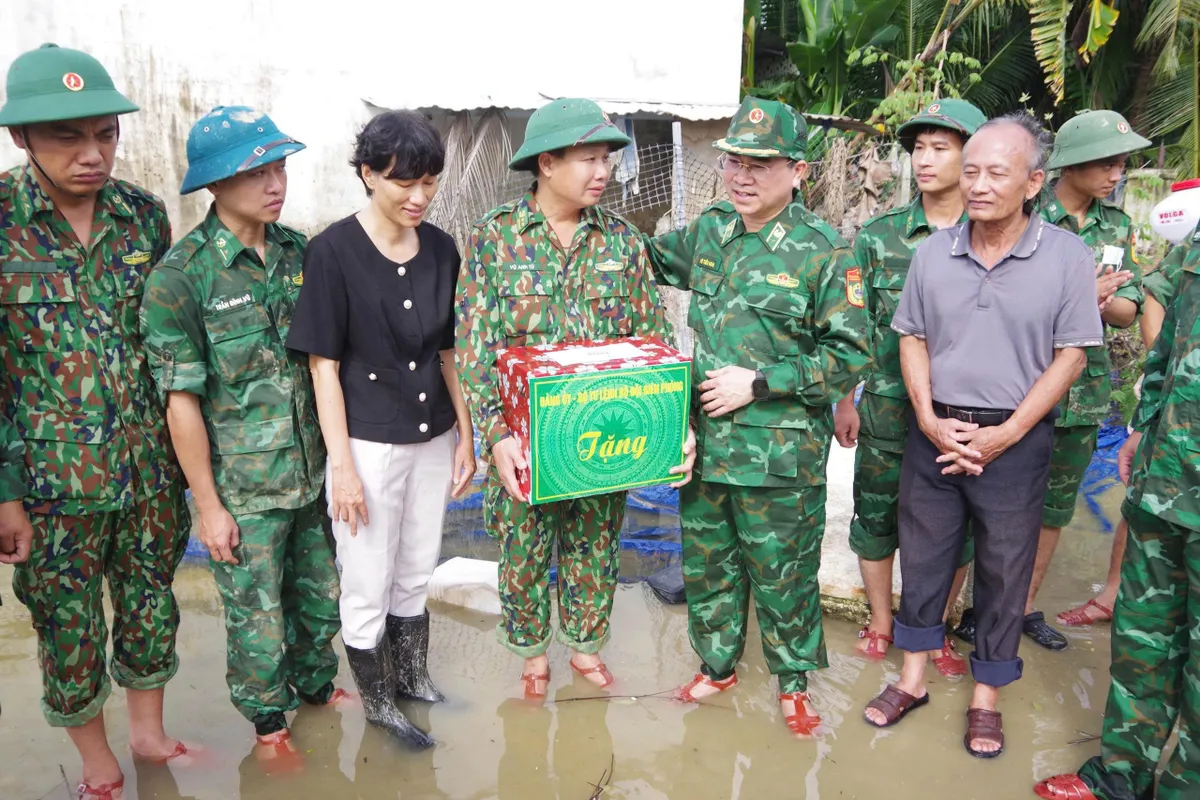 Bộ Tư lệnh Biên phòng trao quà, hỗ trợ nhân dân vùng lũ - Ảnh 1.