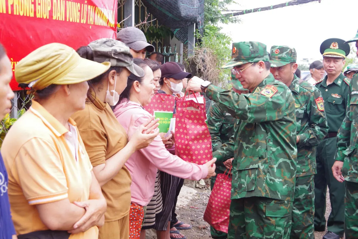 Bộ Tư lệnh Biên phòng trao quà, hỗ trợ nhân dân vùng lũ - Ảnh 3.
