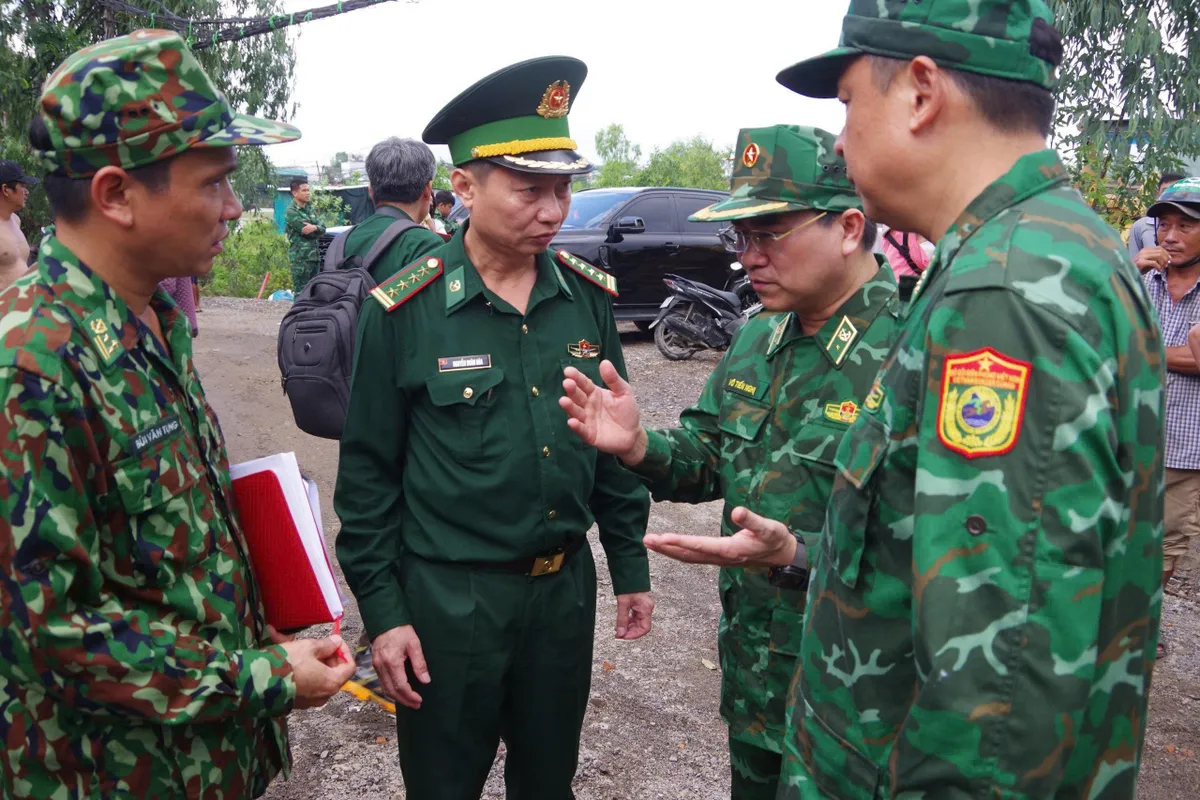 Bộ Tư lệnh Biên phòng trao quà, hỗ trợ nhân dân vùng lũ - Ảnh 2.