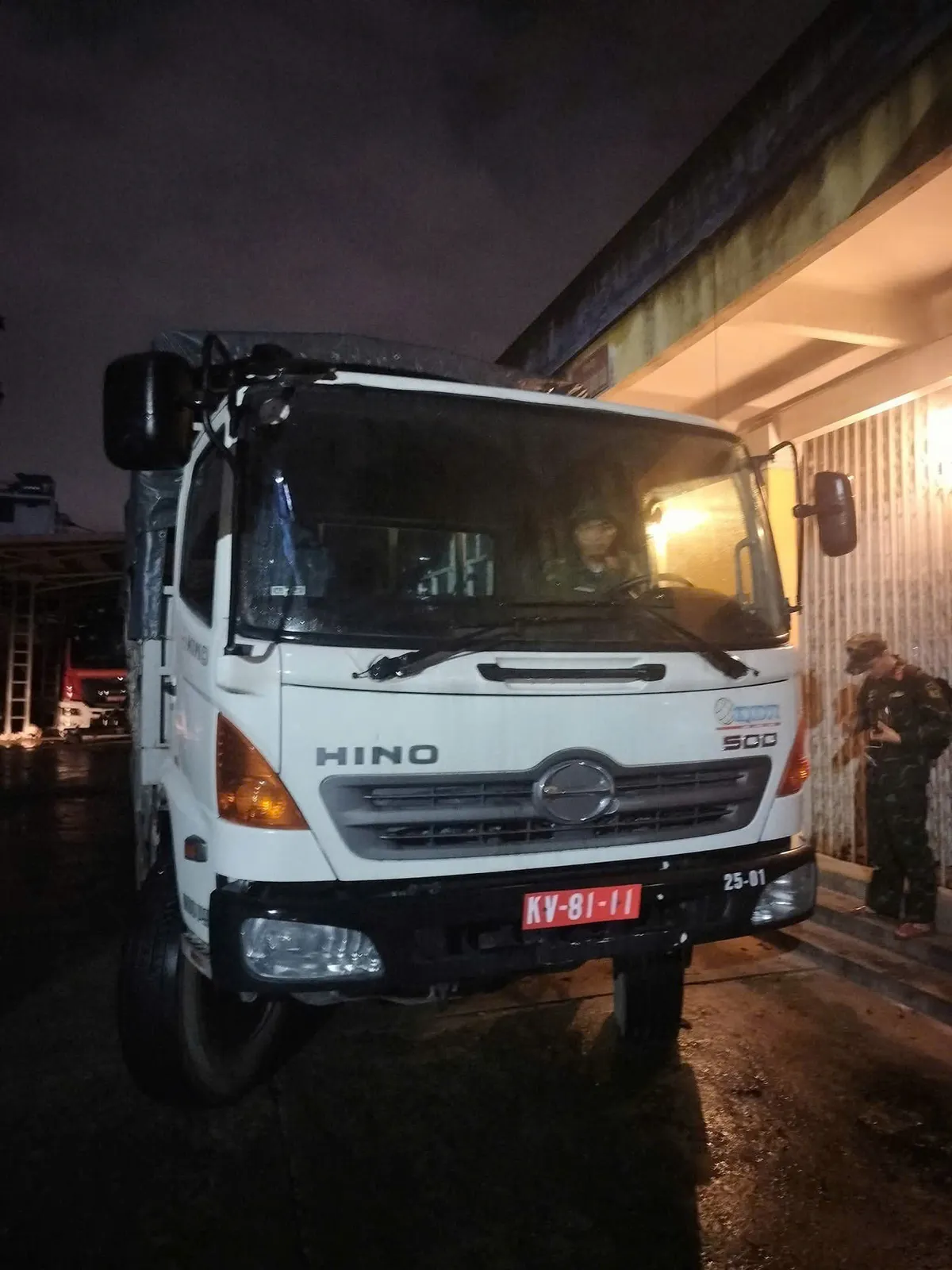 Quân đội xuyên đêm đưa hàng cứu trợ đến vùng lũ  - Ảnh 2.