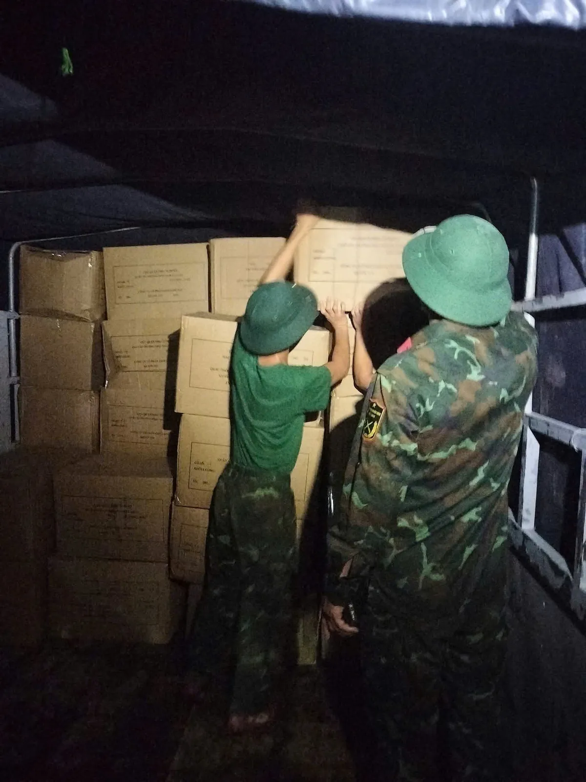 Quân đội xuyên đêm đưa hàng cứu trợ đến vùng lũ  - Ảnh 1.