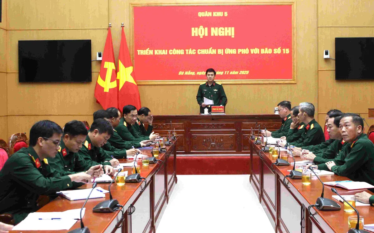 Đại tá Phan Đại Nghĩa - Phó Tư lệnh, kiêm Tham mưu trưởng Quân khu 5 chỉ đạo cuộc họp.