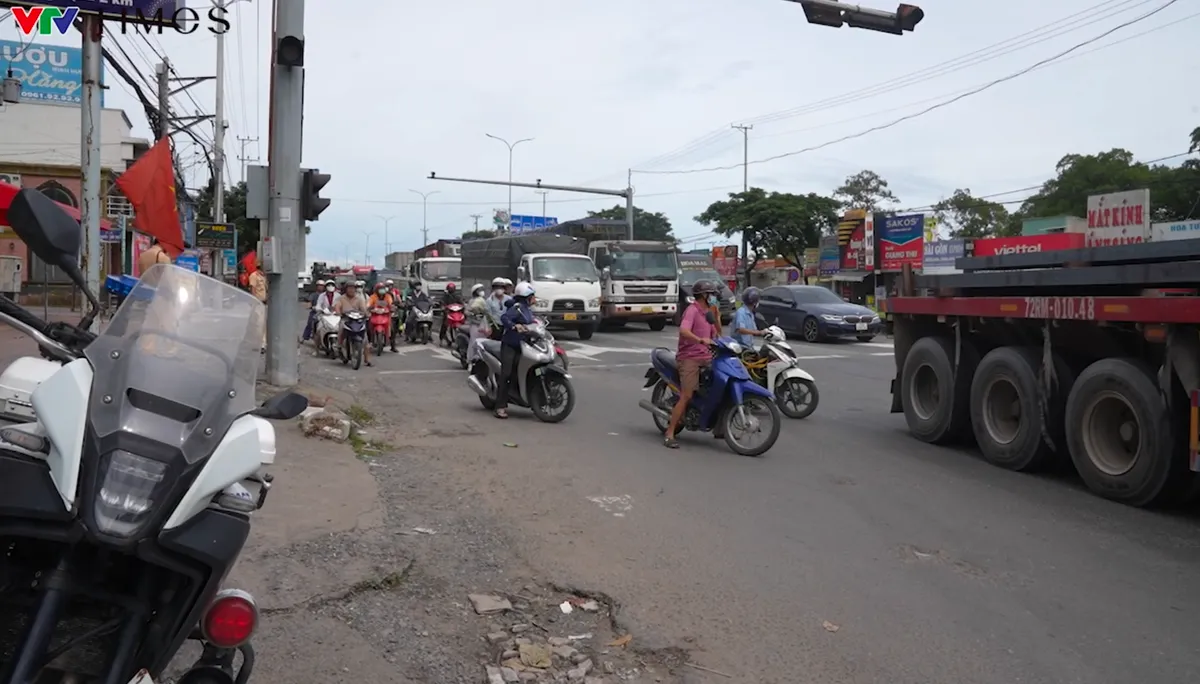 TP Hồ Chí Minh: Xử lý bất cập sau khi phân lại làn giao thông Quốc lộ 51- Ảnh 5. TP Hồ Chí Minh: Xử lý bất cập sau khi phân lại làn giao thông Quốc lộ 51- Ảnh 5.