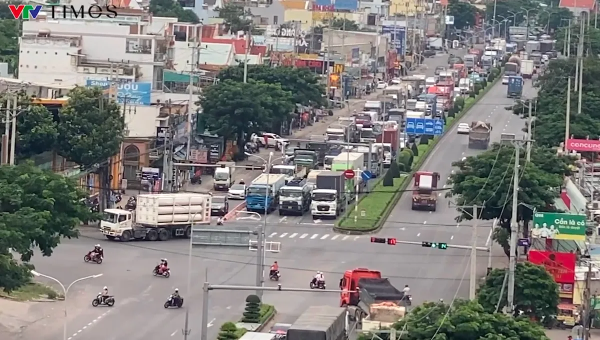 TP Hồ Chí Minh: Xử lý bất cập sau khi phân lại làn giao thông Quốc lộ 51- Ảnh 4. TP Hồ Chí Minh: Xử lý bất cập sau khi phân lại làn giao thông Quốc lộ 51- Ảnh 4.