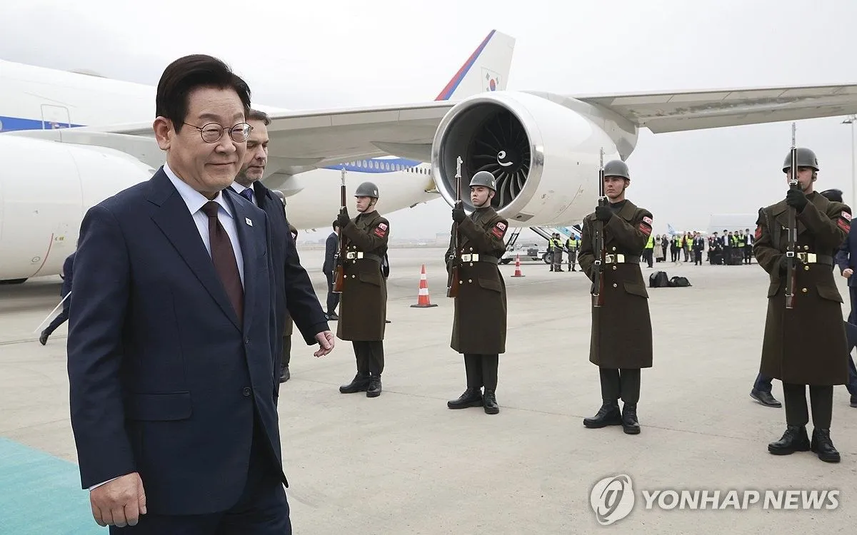 Tổng thống Lee Jae Myung đến sân bay Ankara Esenboga ở Thổ Nhĩ Kỳ vào ngày 24/11/2025 (Ảnh: Yonhap)