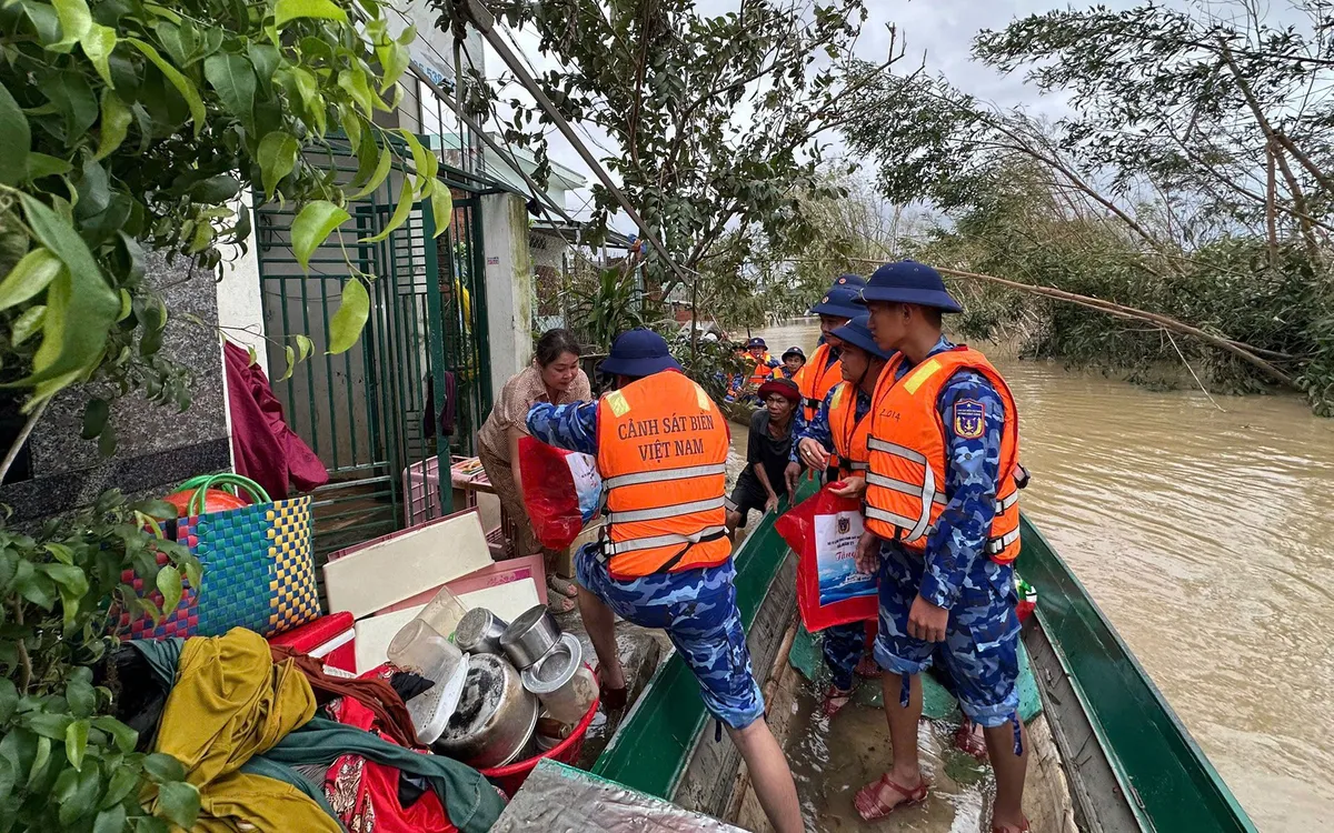 Nhân dân xã Tuy Phước, tỉnh Gia Lai nhận quà hỗ trợ từ các lực lượng chức năng