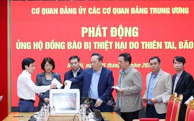 Các đồng chí lãnh đạo Đảng uỷ các cơ quan Đảng Trung ương ủng hộ đồng bào khắc phục hậu quả bão lũ. Ảnh: Phương Hoa/TTXVN