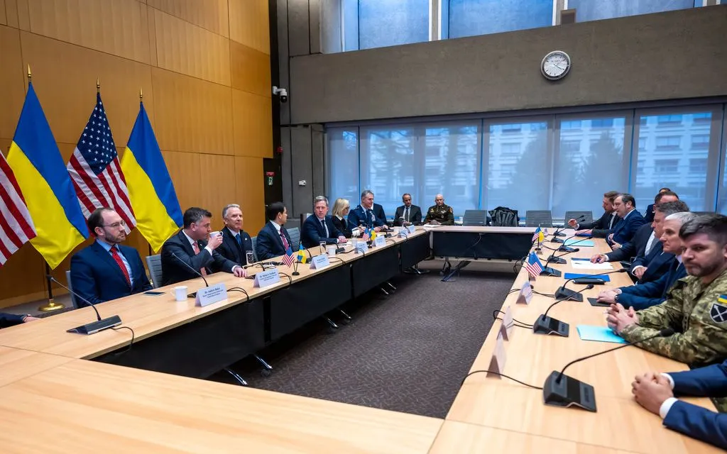 Phái đoàn Mỹ (trái) và phái đoàn Ukraine trong cuộc đàm phán tại Geneve, Thụy Sĩ, ngày 23/11/2025 (Ảnh: AP)