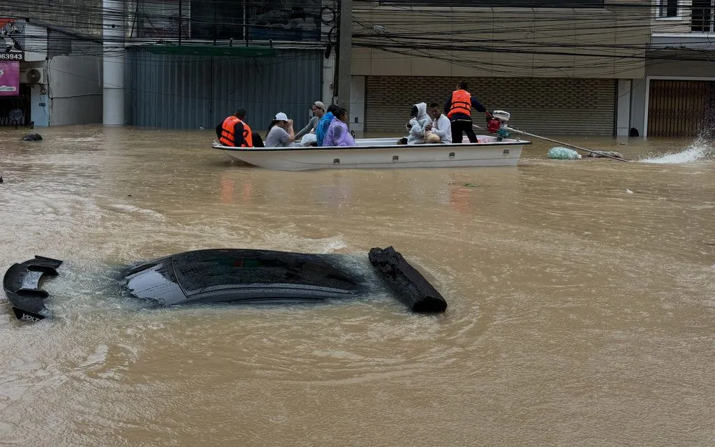 Một đội cứu hộ di chuyển bằng thuyền qua chiếc ô tô bị ngập tại tỉnh Songkhla, miền nam Thái Lan, ngày 24/11/2025 (Ảnh: AP)