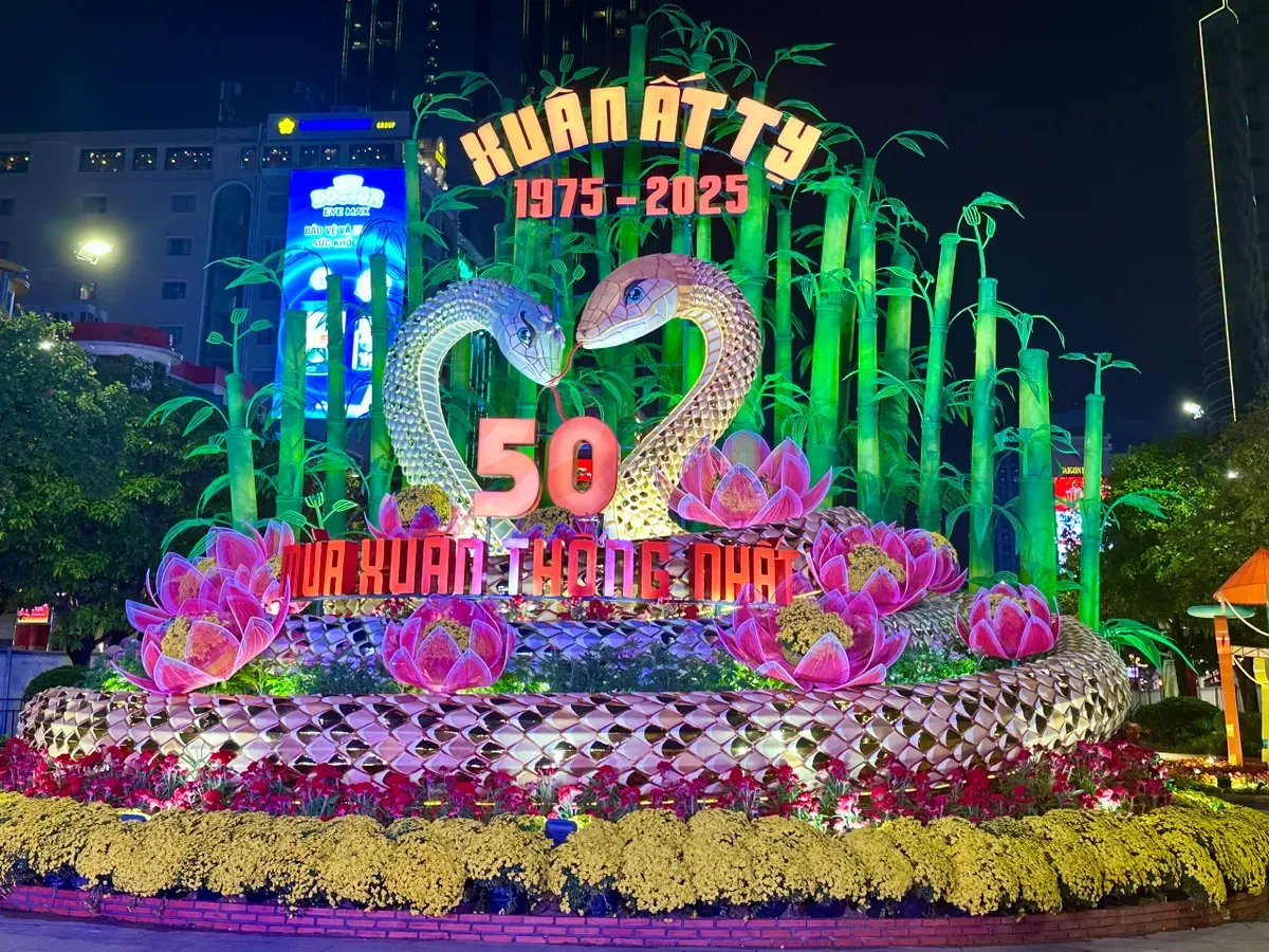 Đường hoa Nguyễn Huệ Tết Bính Ngọ có chủ đề “Xuân hội tụ - Vững bước vươn mình”- Ảnh 1.