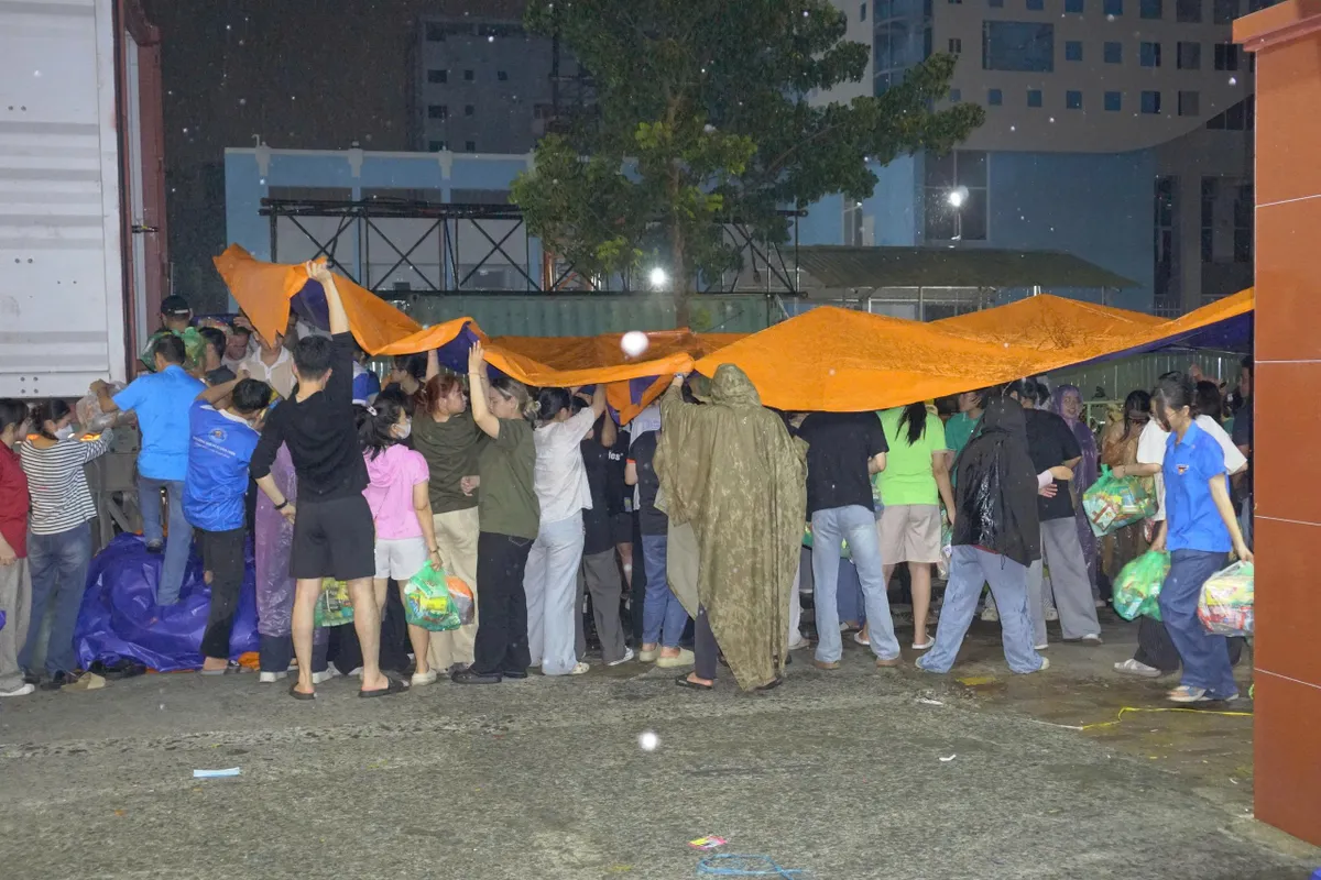 Dù trời mưa lớn nhưng người dân TP Hồ Chí Minh vẫn đến gửi hàng cứu trợ rất đông