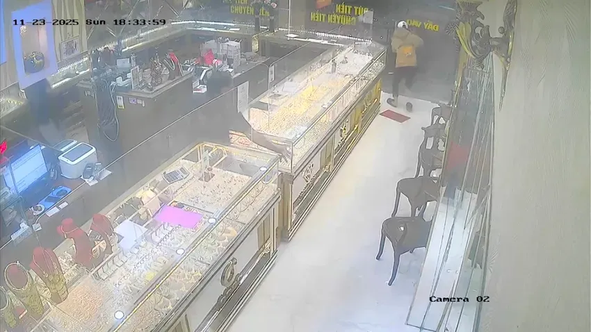 Cướp tiệm vàng để có tiền chuộc xe cho vợ - Ảnh 2.