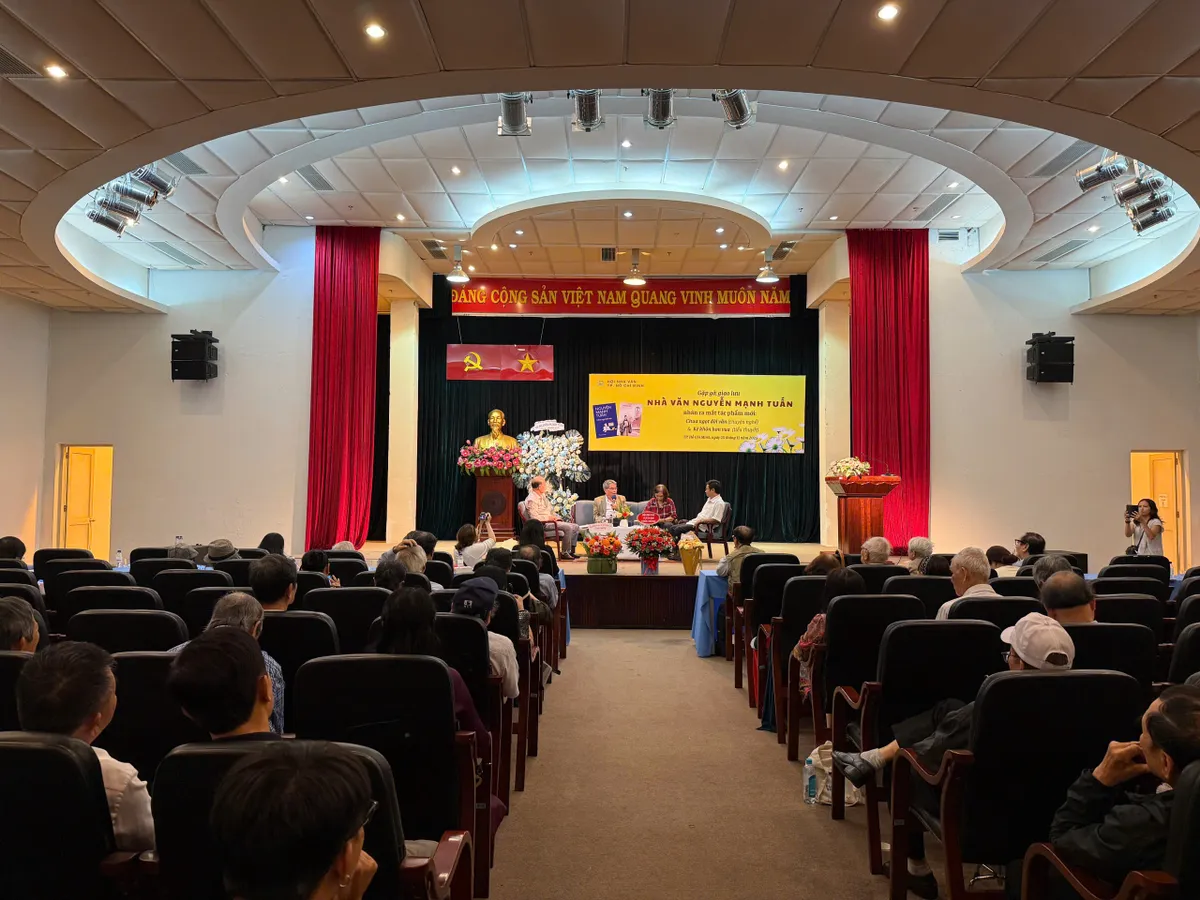 Nhà văn có sống được bằng nghề? - Ảnh 3.