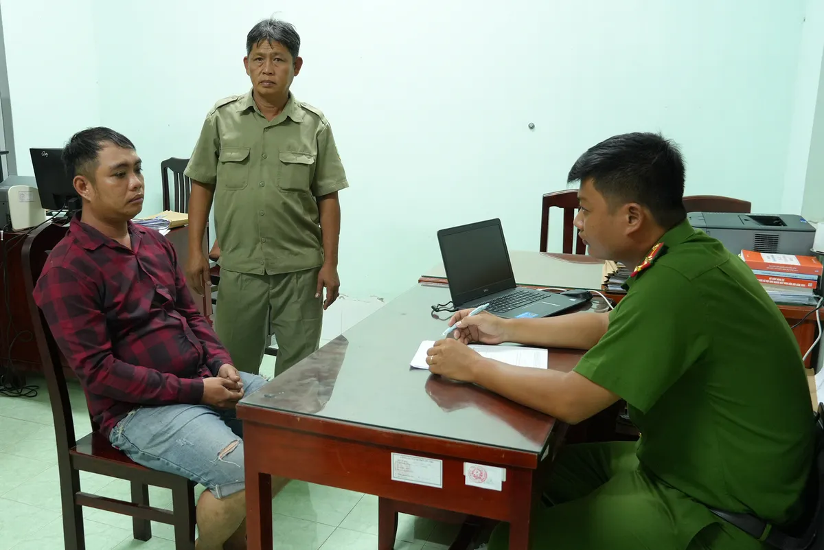 Dùng dao đâm “tình địch” rồi chở bạn gái bỏ trốn - Ảnh 1.