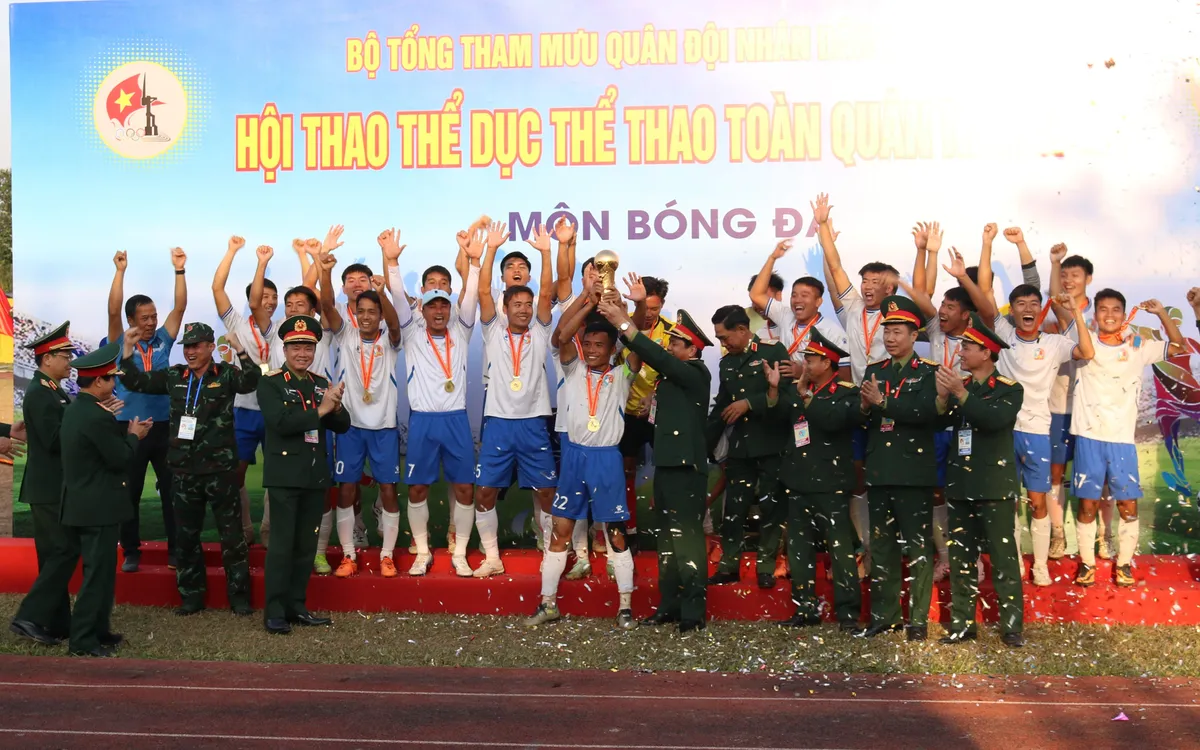 Trường Sĩ quan Lục quân 1 giành chức vô địch môn bóng đá nam sân 11 người. Ảnh: Quốc Hưng