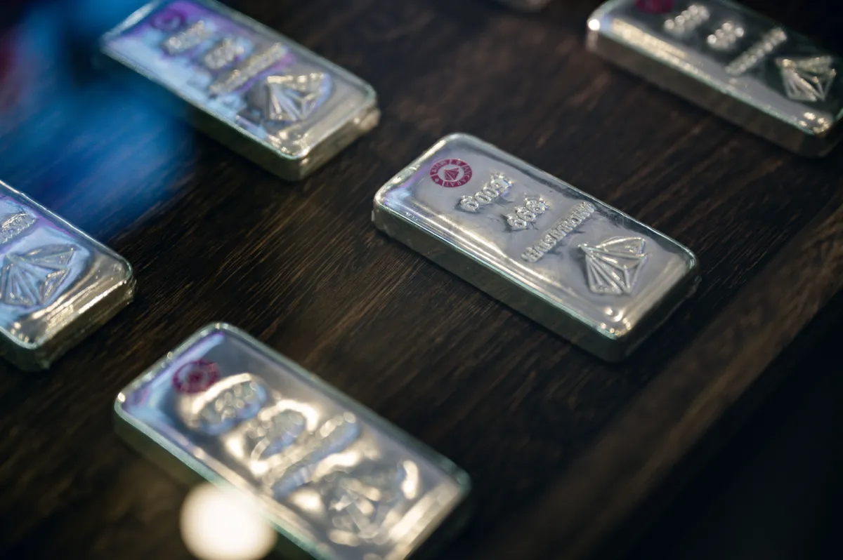 Giá vàng miếng SJC, vàng nhẫn đồng loạt tăng mạnh - Ảnh 2.