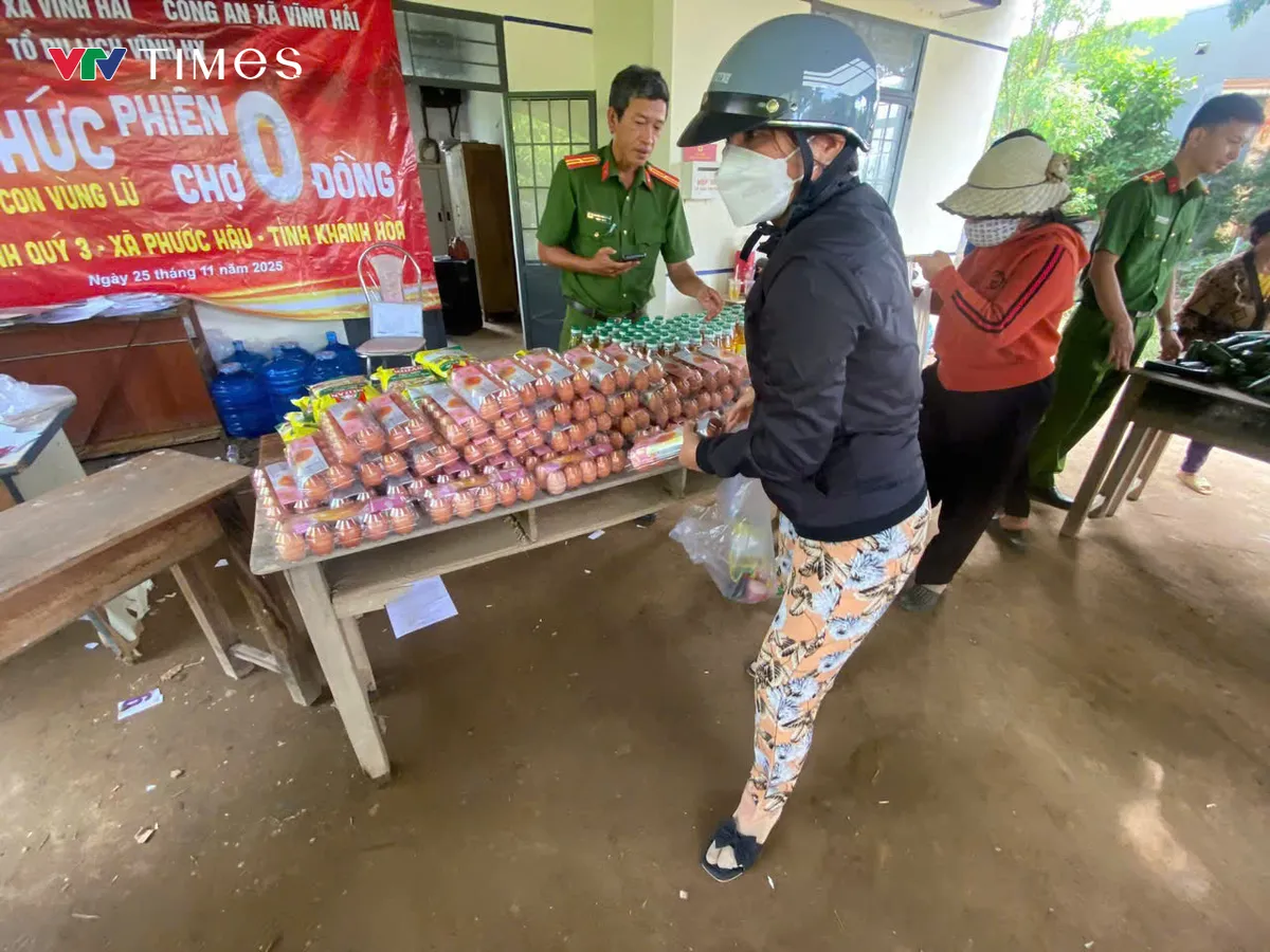 Phiên chợ “0 đồng”: Mô hình hỗ trợ linh hoạt trong bối cảnh cấp bách sau lũ - Ảnh 3.