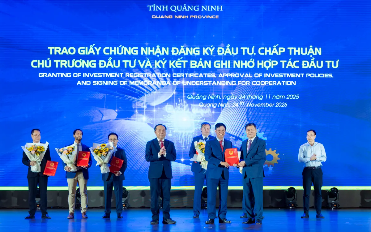 Đại diện Tập đoàn FPT nhận chứng nhận đăng ký đầu tư dự án xây dựng Khu Công nghệ số tập trung và khu phụ trợ tại Quảng Ninh