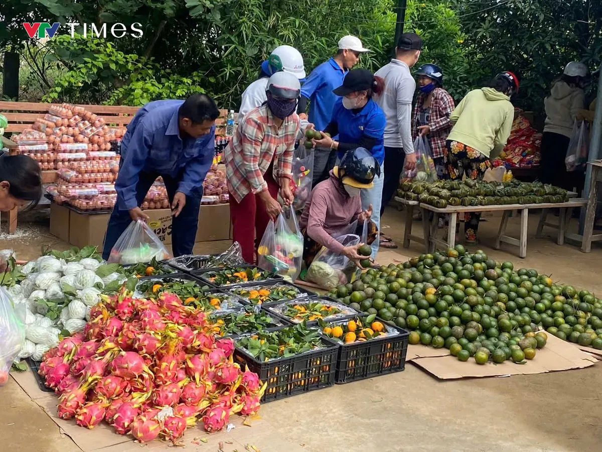 Phiên chợ “0 đồng”: Mô hình hỗ trợ linh hoạt trong bối cảnh cấp bách sau lũ - Ảnh 1.