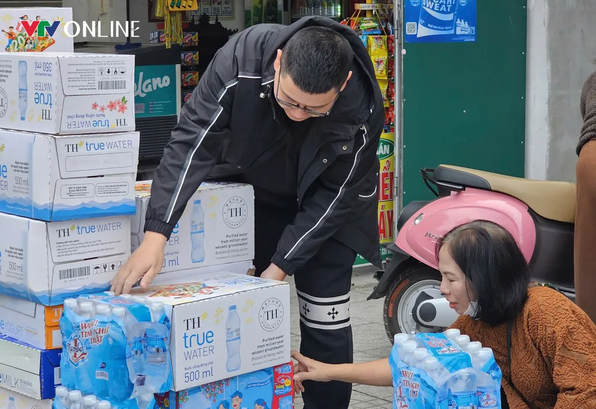 Người dân Nghệ An góp hơn hàng trăm tấn hàng cứu trợ bà con vùng lũ miền Trung - Ảnh 3.