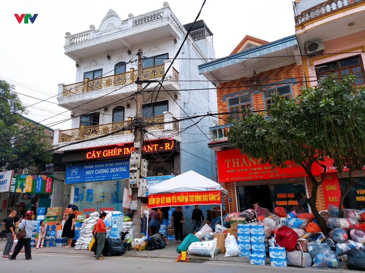 Người dân Nghệ An góp hơn hàng trăm tấn hàng cứu trợ bà con vùng lũ miền Trung - Ảnh 1.