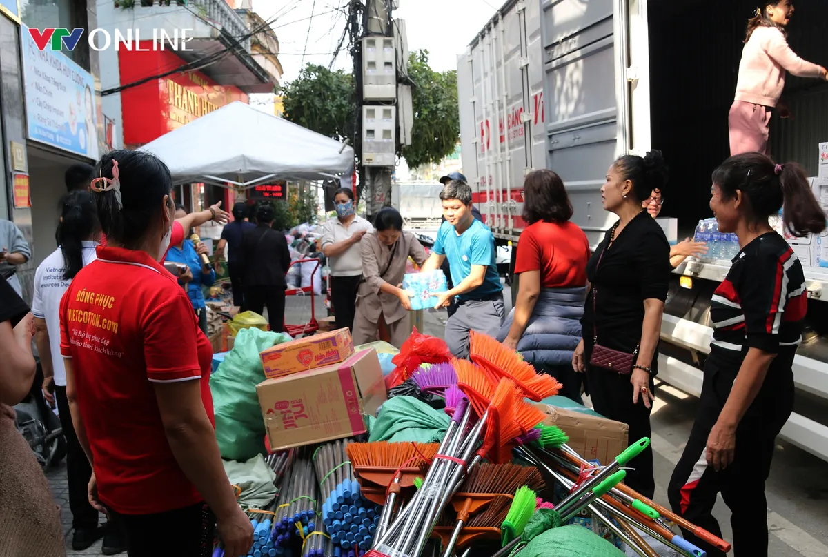 Người dân Nghệ An góp hơn hàng trăm tấn hàng cứu trợ bà con vùng lũ miền Trung - Ảnh 2.