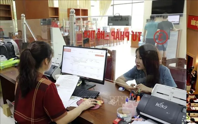 Hoạt động tại Trung tâm hành chính công phường Vĩnh Yên, tỉnh Phú Thọ. Ảnh minh họa: Nguyễn Thảo/TTXVN