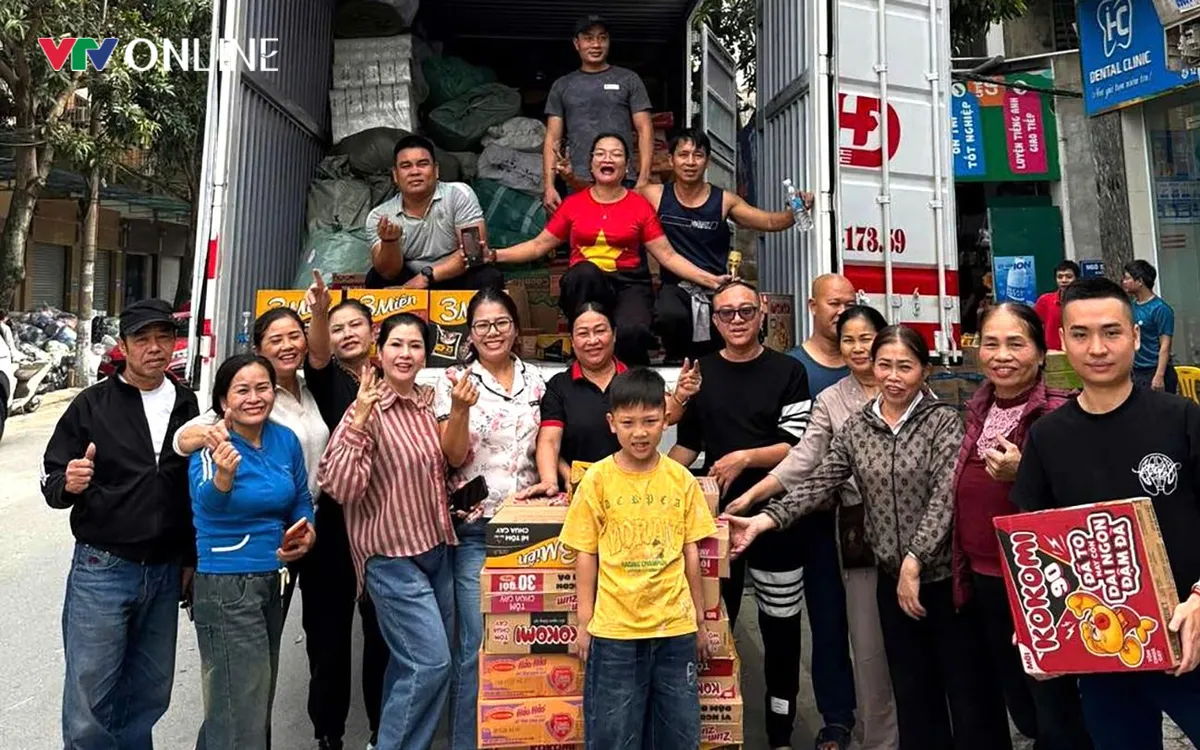 Đến trưa 25/11, nhóm sẽ dừng tiếp nhận để vận chuyển số hàng vào cho người dân vùng lũ. Ảnh Ngọc Quân.