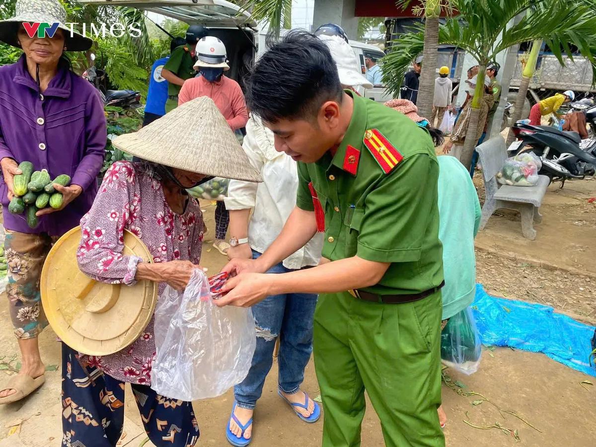 Phiên chợ “0 đồng”: Mô hình hỗ trợ linh hoạt trong bối cảnh cấp bách sau lũ - Ảnh 2.