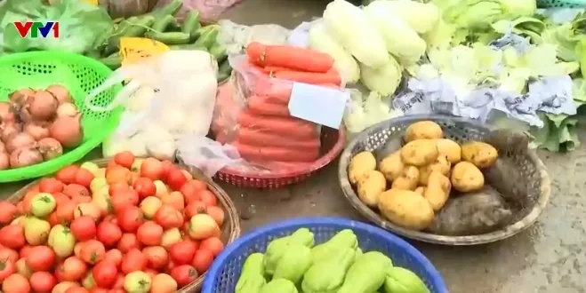 Giá thực phẩm tại vùng lũ tăng mạnh sau ngập lụt - Ảnh 1.