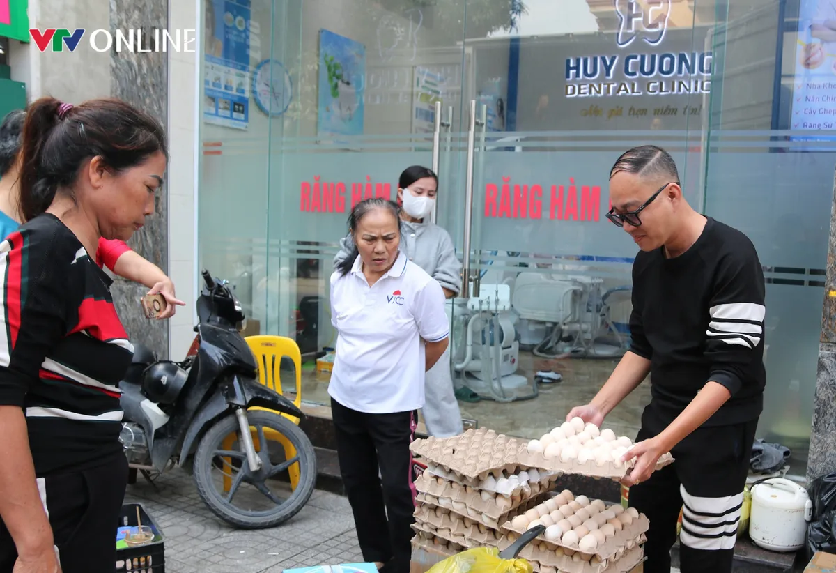 Người dân Nghệ An góp hơn hàng trăm tấn hàng cứu trợ bà con vùng lũ miền Trung - Ảnh 4.