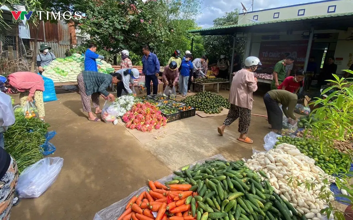 Phiên chợ “0" đồng cho bà con vùng lũ.