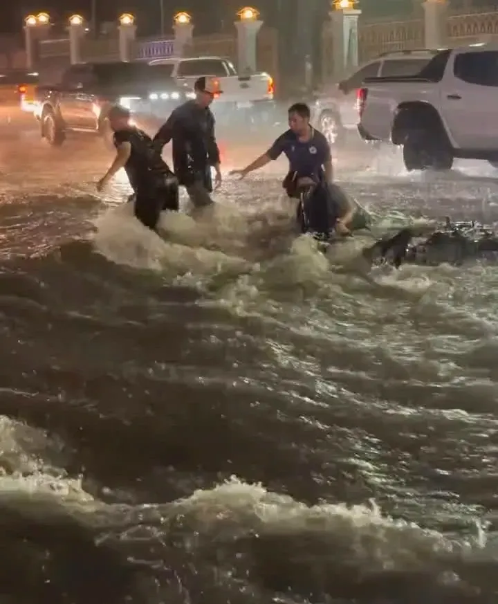 Mưa lớn, nước chảy trôi người và xe máy trên phố ở Đồng Nai - Ảnh 1.