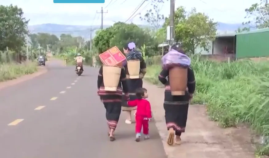 Từ gùi lúa đến tấm chăn mới, tấm lòng Tây Nguyên vượt núi về với vùng lũ - Ảnh 1.