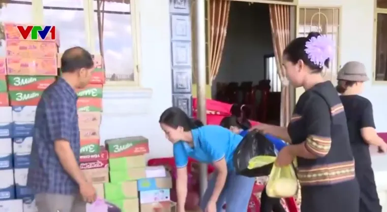 Từ gùi lúa đến tấm chăn mới, tấm lòng Tây Nguyên vượt núi về với vùng lũ - Ảnh 2.