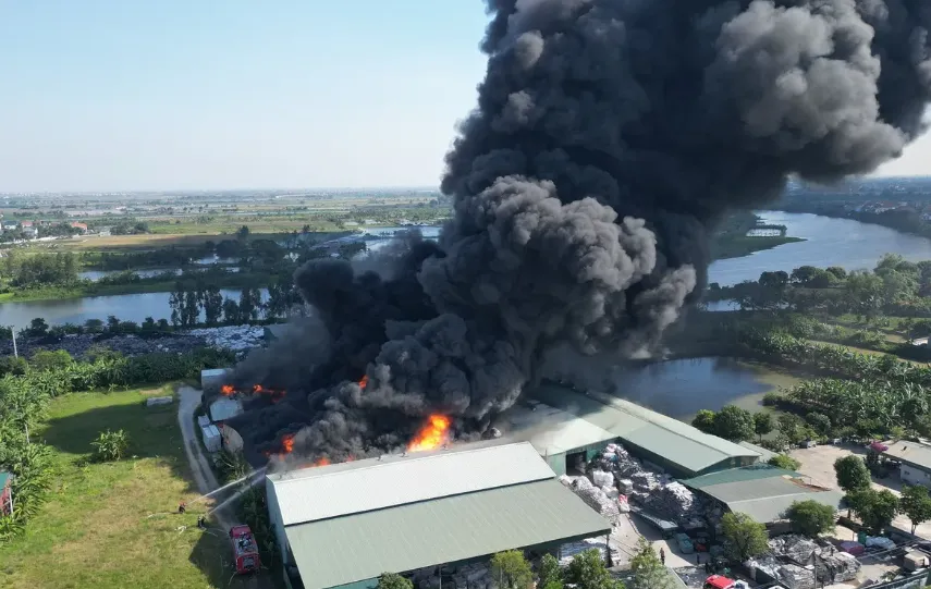 Hải Ph&ograve;ng: Ch&aacute;y b&atilde;i phế liệu m&uacute;t xốp, lực lượng PCCC kịp thời khống chế- Ảnh 1.