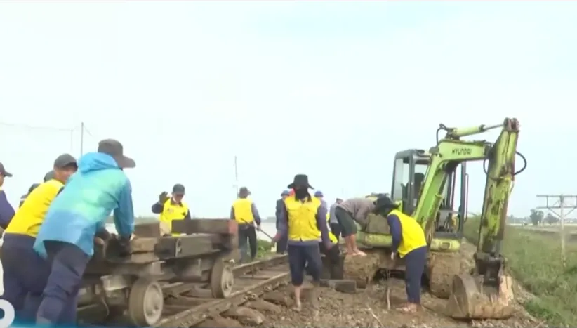 Hơn 1.000 nhân lực căng mình sửa chữa tuyến đường sắt Bắc - Nam sau lũ- Ảnh 1.