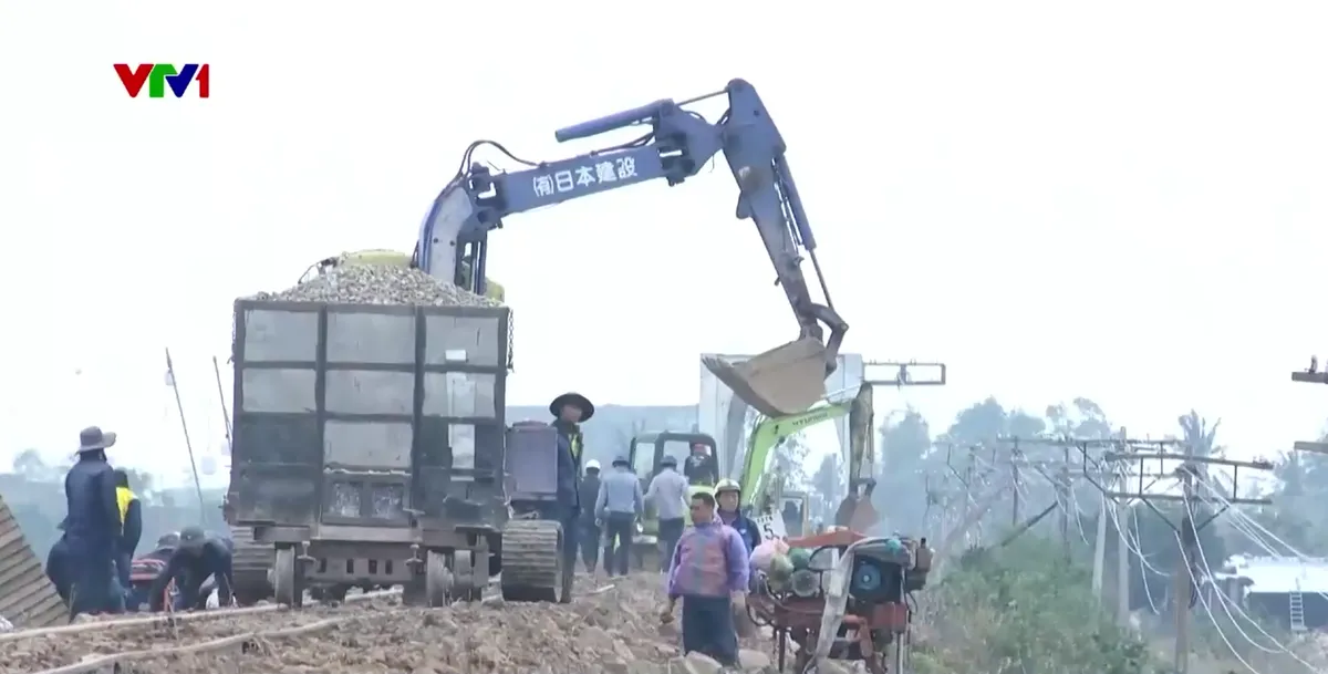 Dự kiến ngày mai thông tuyến đường sắt sau lũ - Ảnh 1.