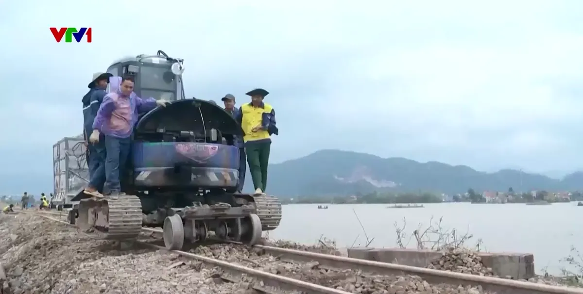 Dự kiến ngày mai thông tuyến đường sắt sau lũ - Ảnh 2.