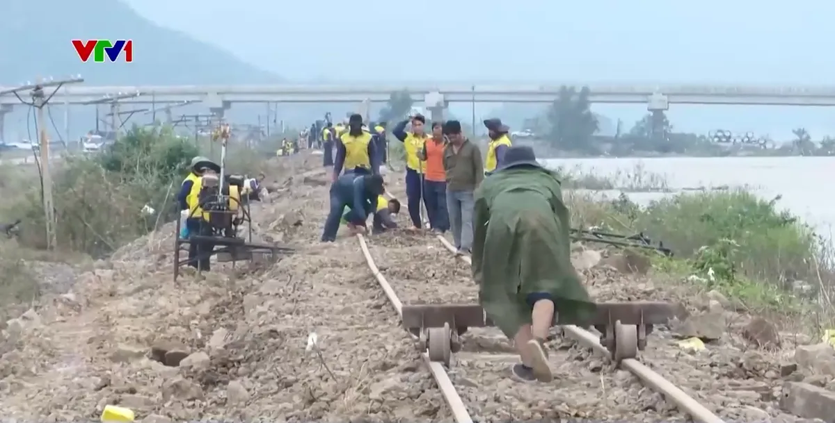 Dự kiến ngày mai thông tuyến đường sắt sau lũ - Ảnh 3.
