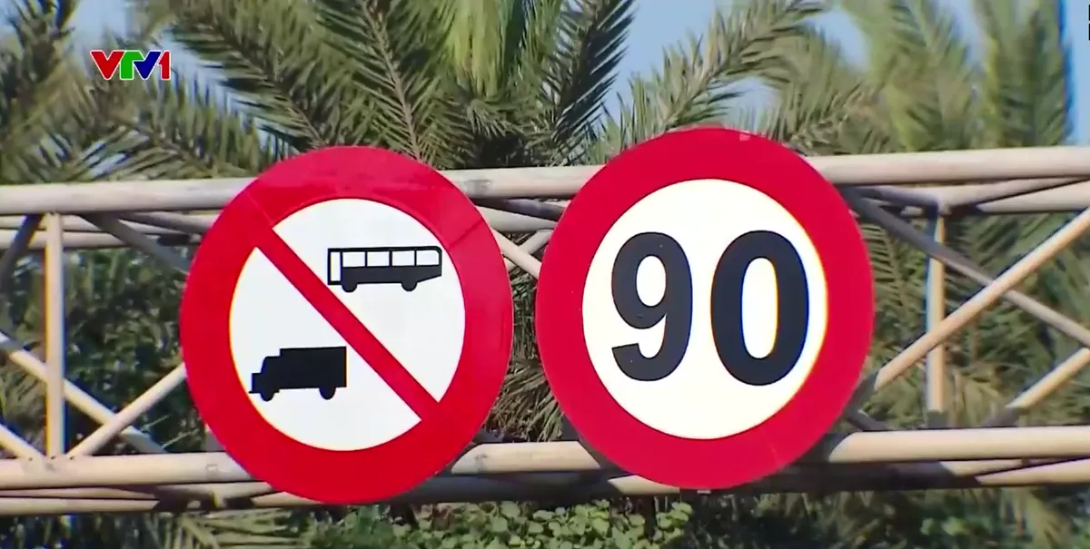 Nhiều tồn tại trong phân làn đường Võ Nguyên Giáp - Ảnh 2.