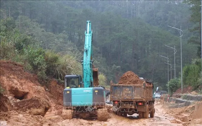 Công ty Cổ phần xây dựng và quản lý công trình giao thông Kon Tum đang nỗ lực xử lý để tạm thông tuyến Quốc lộ 24, đoạn qua xã Măng Đen (Quảng Ngãi). Ảnh: Dư Toán/TTXVN